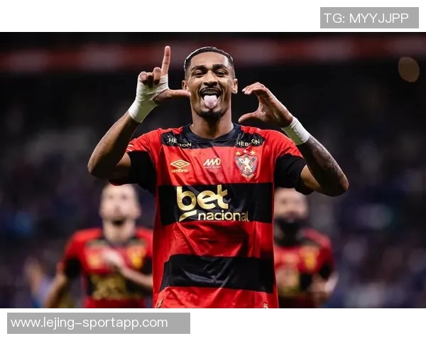 巴甲门将开球失误被对手偷袭瞬间引发全场哄笑